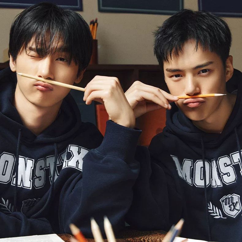 MOLETOM MONSTA X