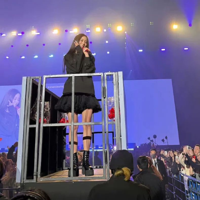 MOLETOM JISOO (BLACKPINK) AMORTAGE