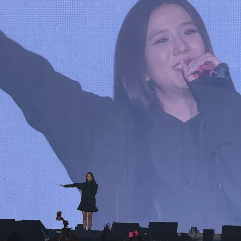 MOLETOM JISOO (BLACKPINK) AMORTAGE