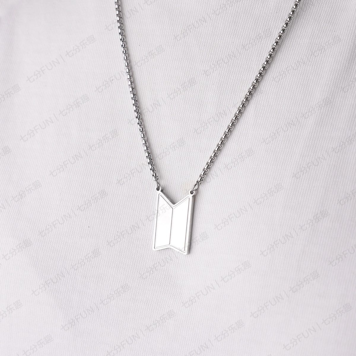 COLAR BTS EM AÇO INOXIDÁVEL + 3 photocards sortidos