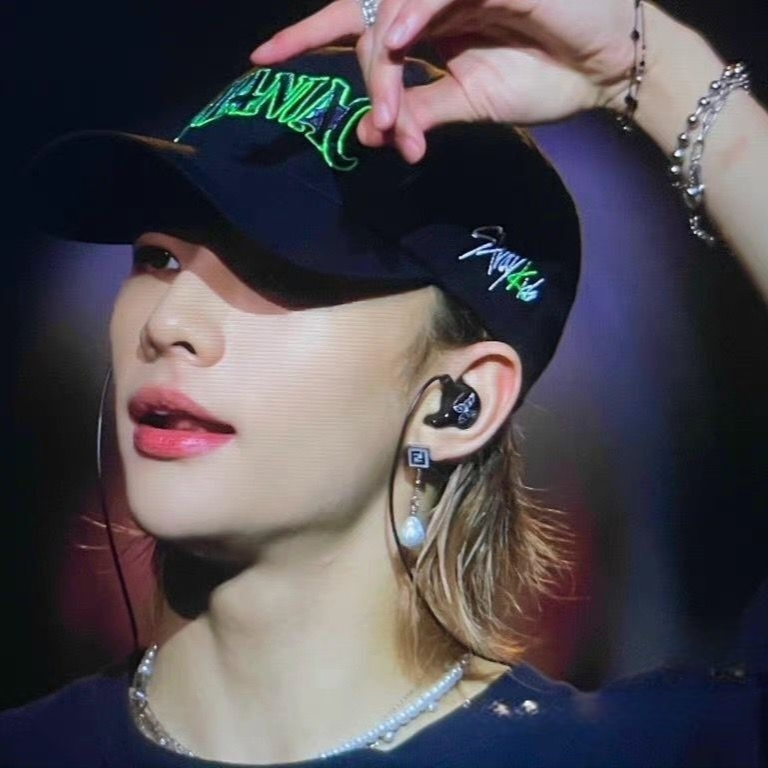 GORRA BORDADA STRAY KIDS MANIAC