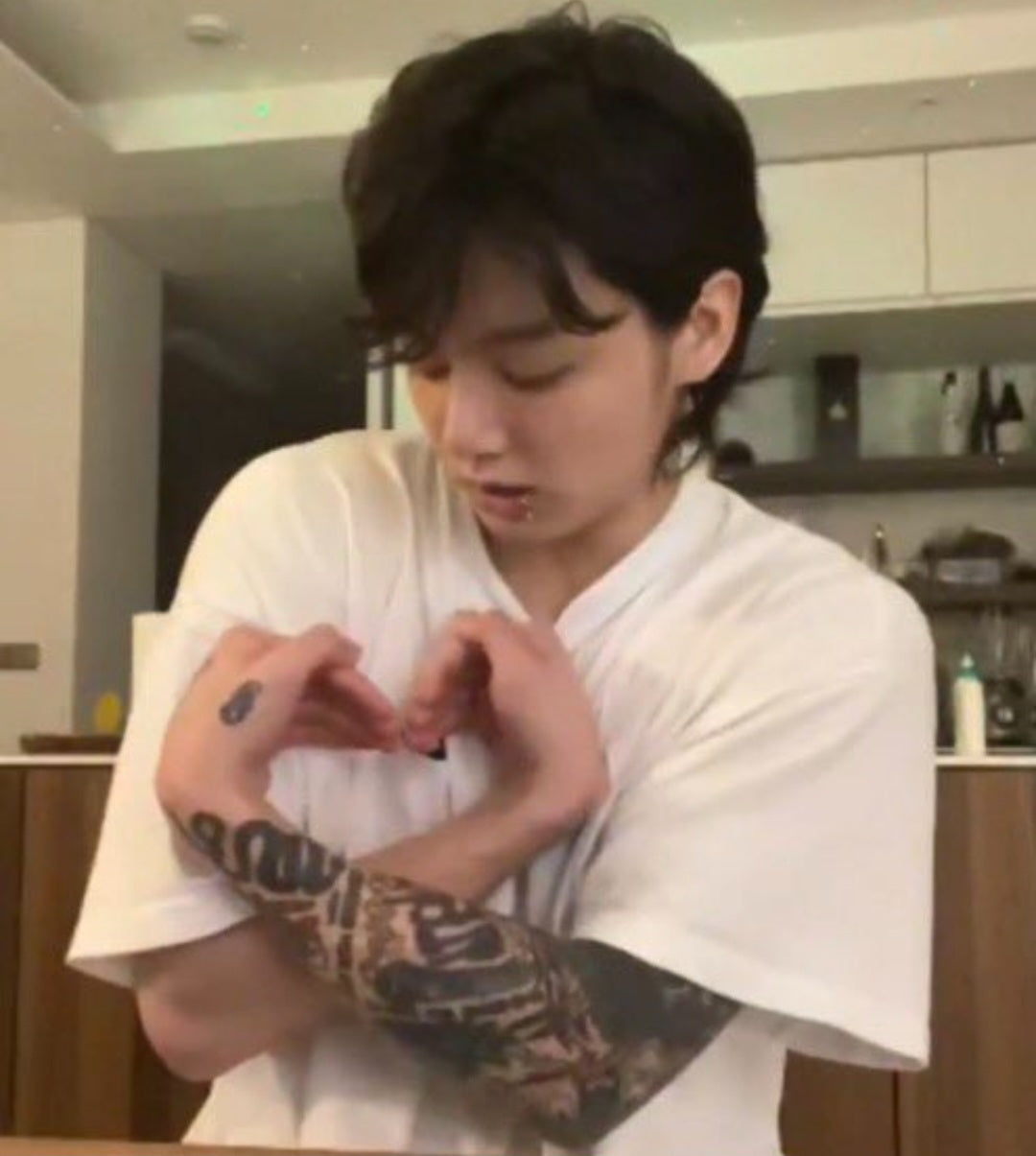 CAMISETA JUNGKOOK SEVEN 100% ALGODÓN (blanco y negro)