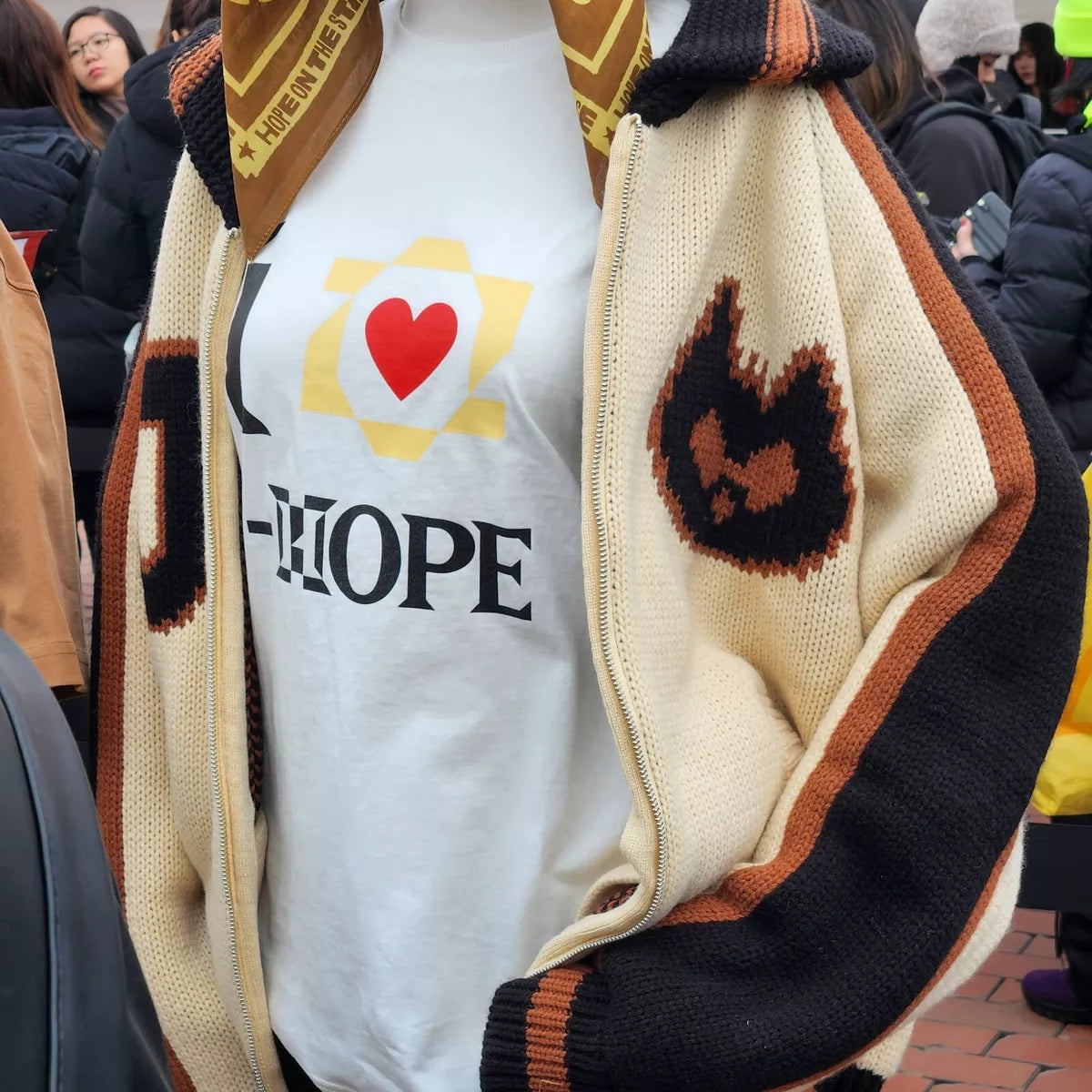SUÉTER "HOPE ON THE STAGE" DE JHOPE (BTS)