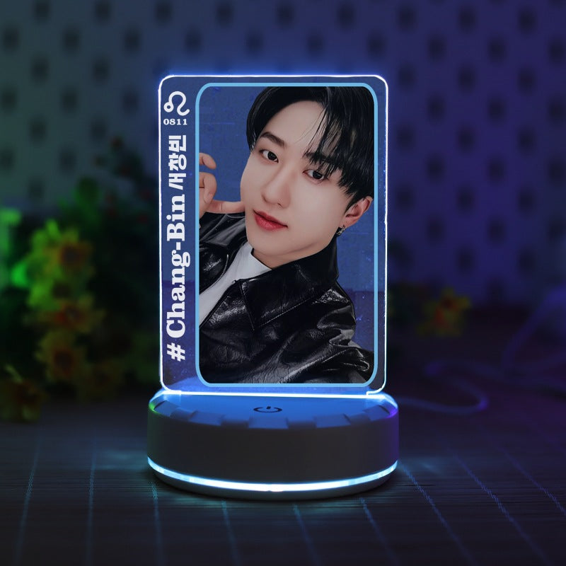 LUMINÁRIAS STRAY KIDS LED USB MUDA DE COR (7 CORES) todos os integrantes!