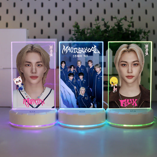 LUMINÁRIAS STRAY KIDS LED USB MUDA DE COR (7 CORES) todos os integrantes!