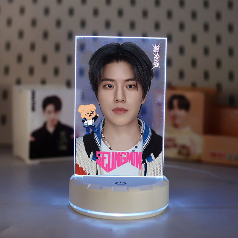 LUMINÁRIAS STRAY KIDS LED USB MUDA DE COR (7 CORES) todos os integrantes!