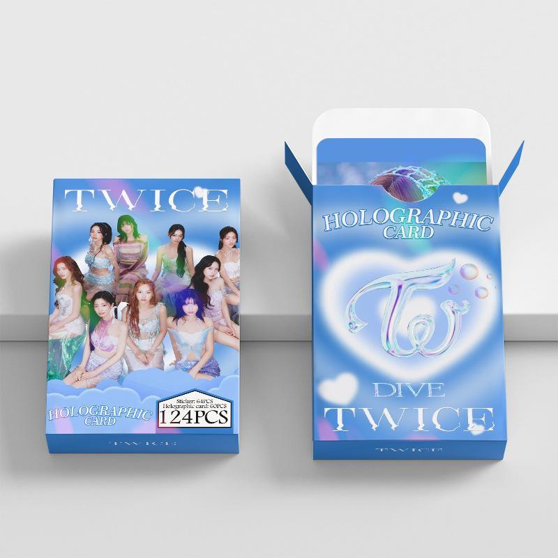 KIT TWICE DIVE - 124 PÇS (60 PHOTOCARDS HOLOGRÁFICOS + 64 ADESIVOS)