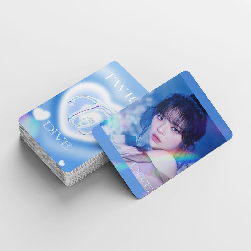 KIT TWICE DIVE - 124 PÇS (60 PHOTOCARDS HOLOGRÁFICOS + 64 ADESIVOS)