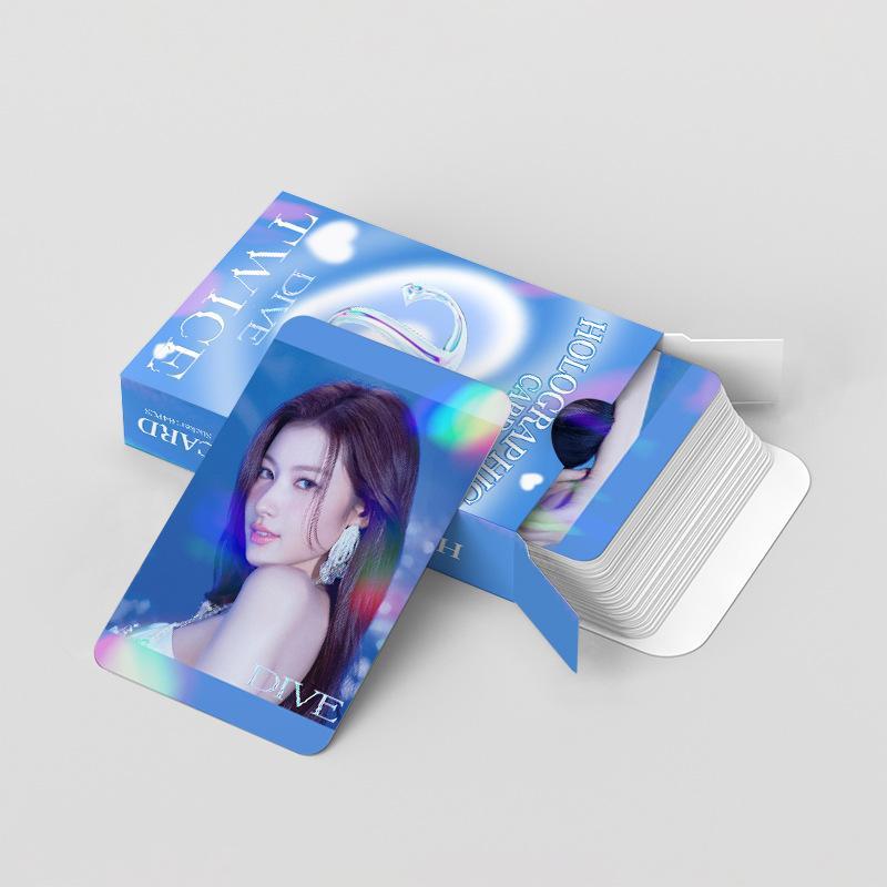 KIT TWICE DIVE - 124 PÇS (60 PHOTOCARDS HOLOGRÁFICOS + 64 ADESIVOS)