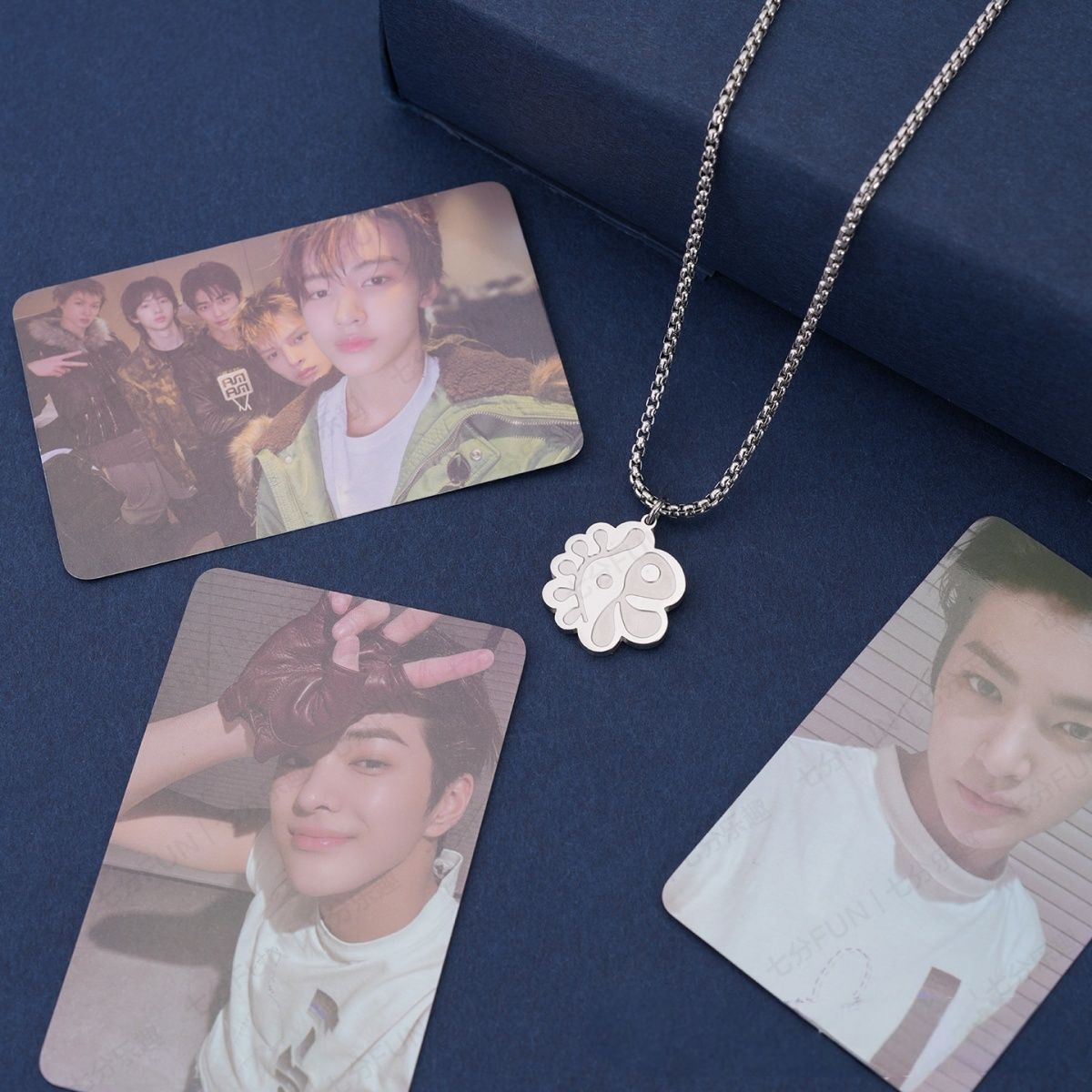 COLAR CORTIS EM AÇO INOXIDÁVEL+ 3 PHOTOCARDS SORTIDOS