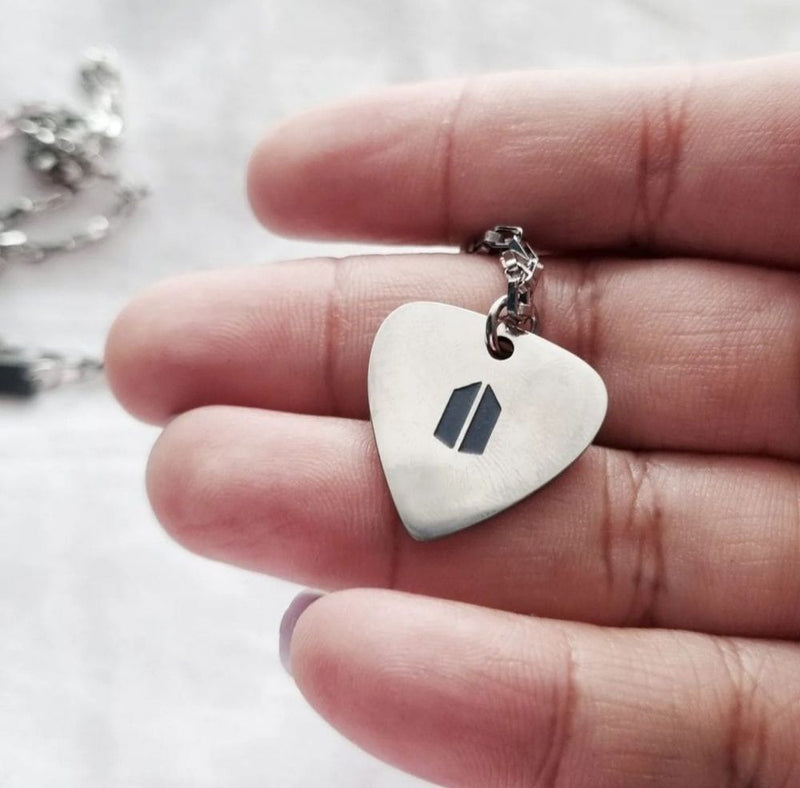 COLARES GUITAR PICK SUGA BTS AÇO INOXIDÁVEL