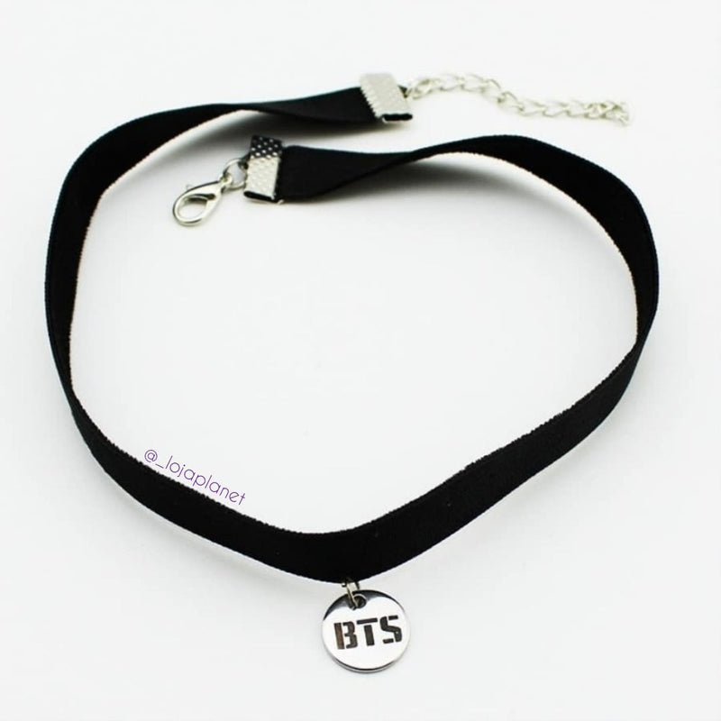 CHOCKER BTS EM CAMURÇA E PINGENTE EM AÇO INOXIDÁVEL